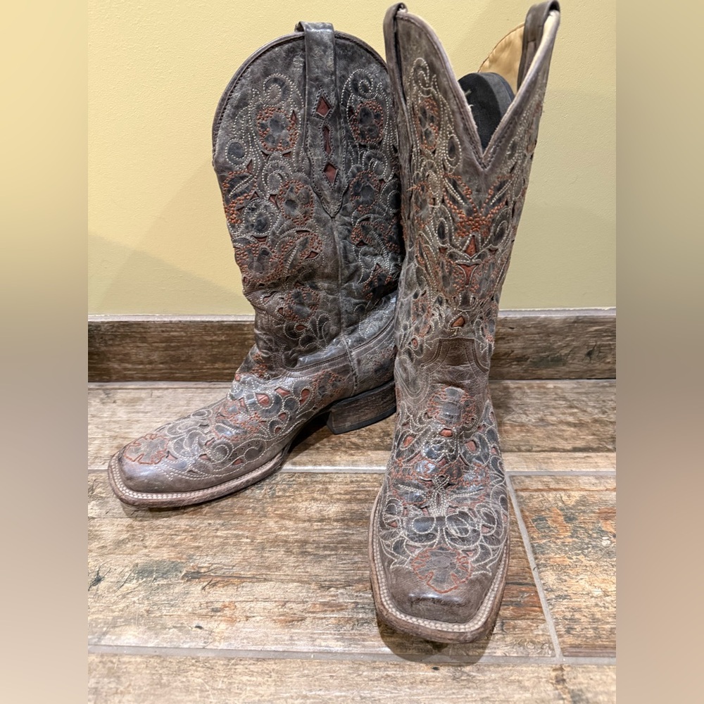 Corral Cowboy 🤠 Boots with Cool Inlay